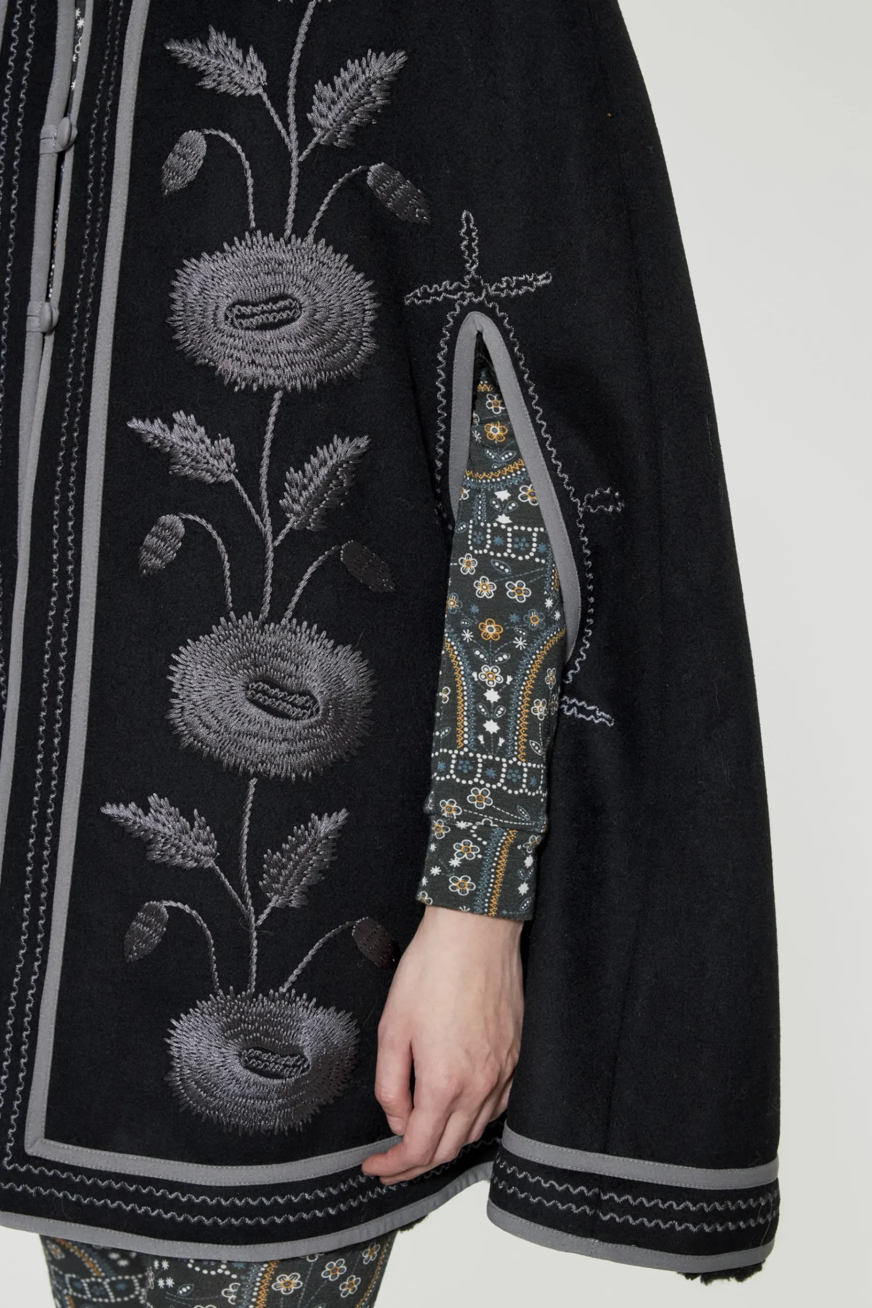 ANTIK BATIK Trudy embroidered cape Best